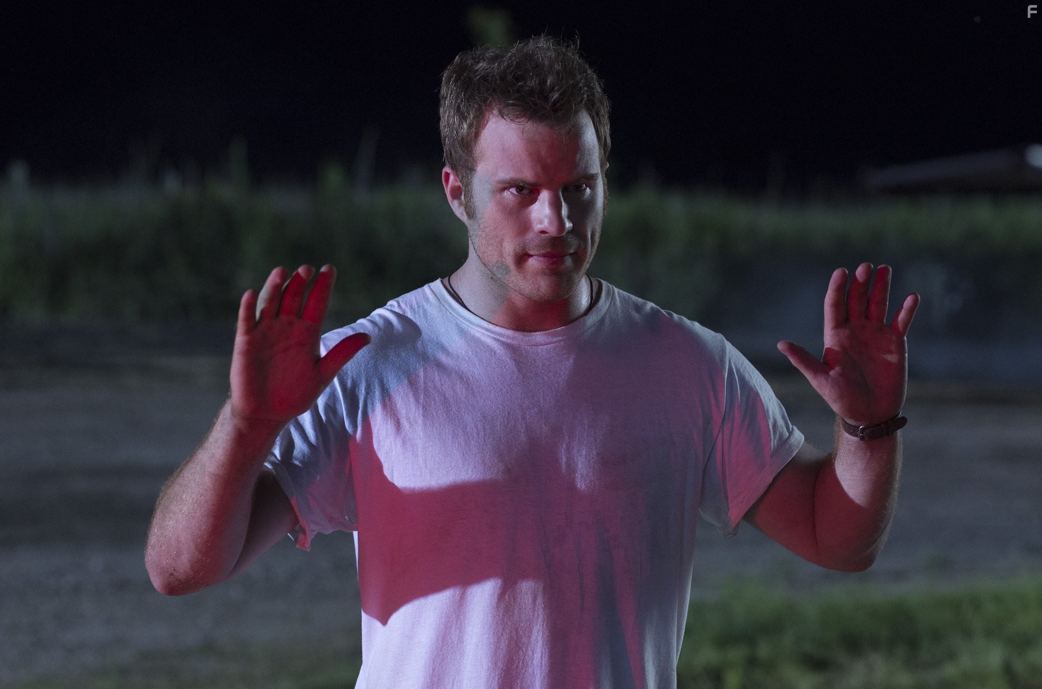 Robert Kazinsky in Красотки в бегах (2015)