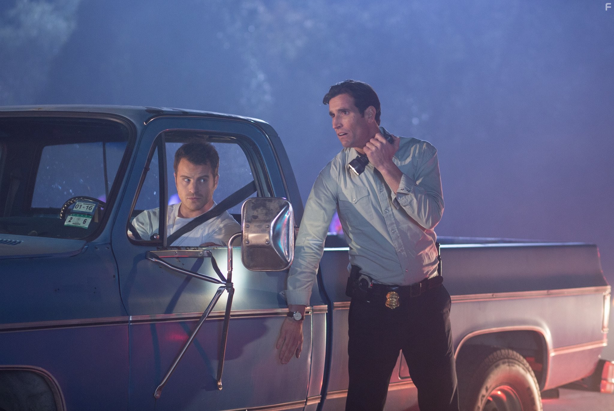 Matthew Del Negro and Robert Kazinsky in Красотки в бегах (2015)