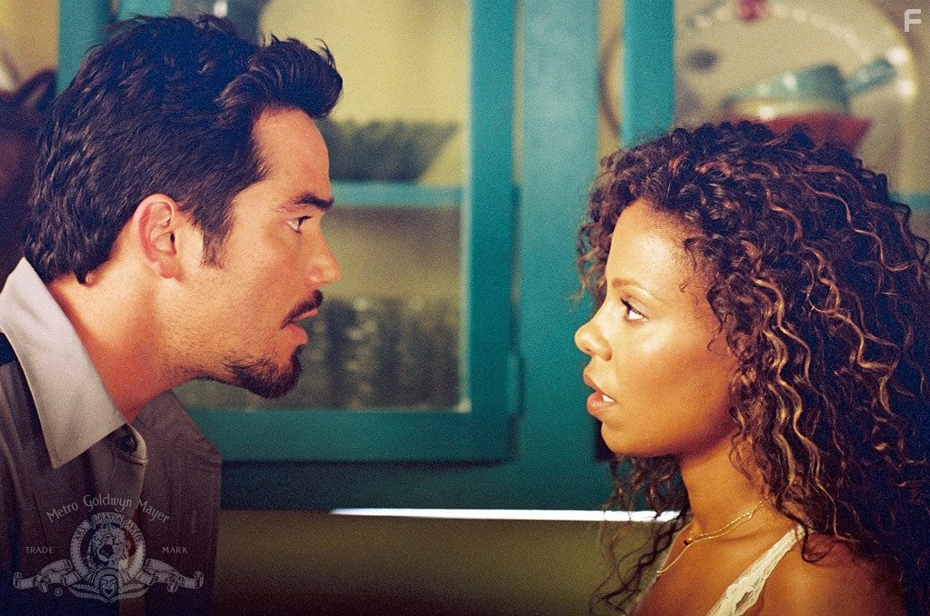 Dean Cain and Sanaa Lathan in Внe времени (2003)