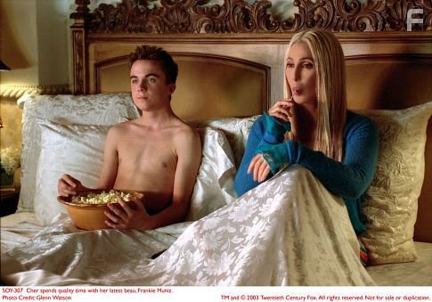 Cher and Frankie Muniz in Застрял в тебе (2003)