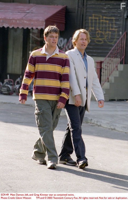 Matt Damon and Greg Kinnear in Застрял в тебе (2003)