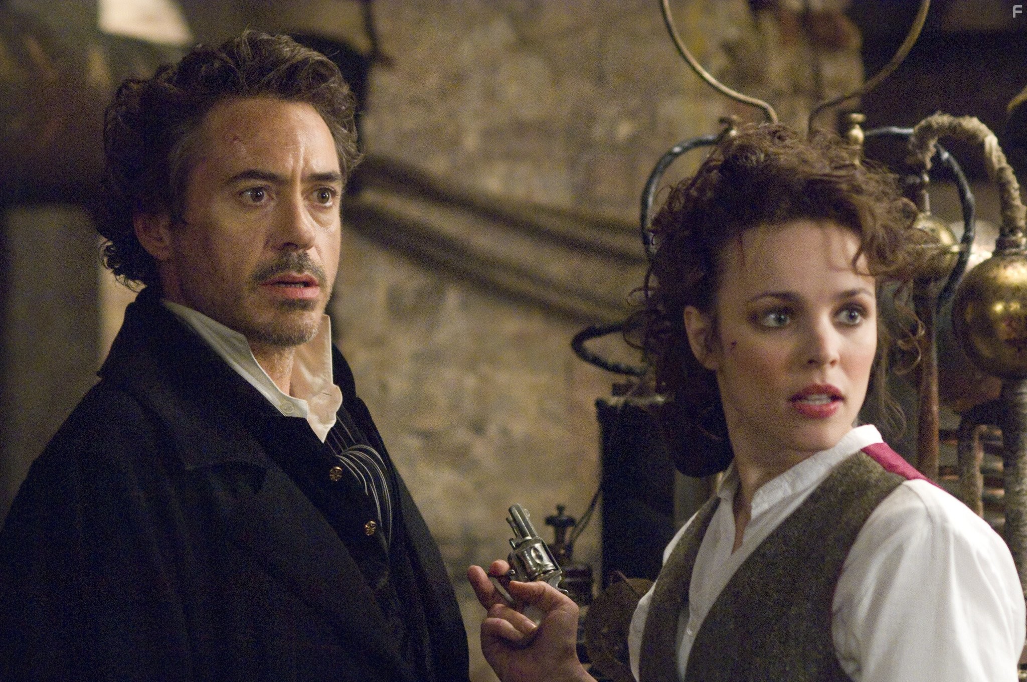 Robert Downey Jr. and Rachel McAdams in Шерлок Холмс (2009)