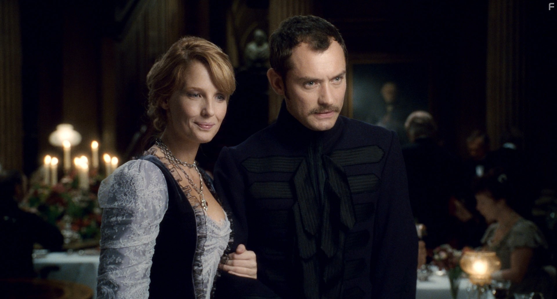 Jude Law and Kelly Reilly in Шерлок Холмс (2009)