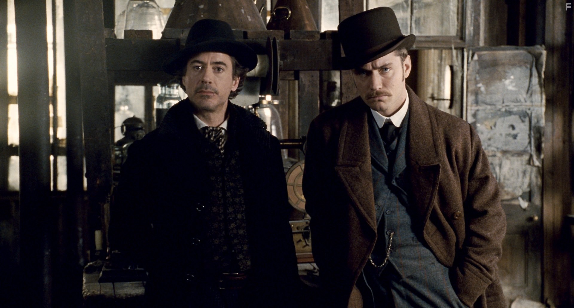 Jude Law and Robert Downey Jr. in Шерлок Холмс (2009)