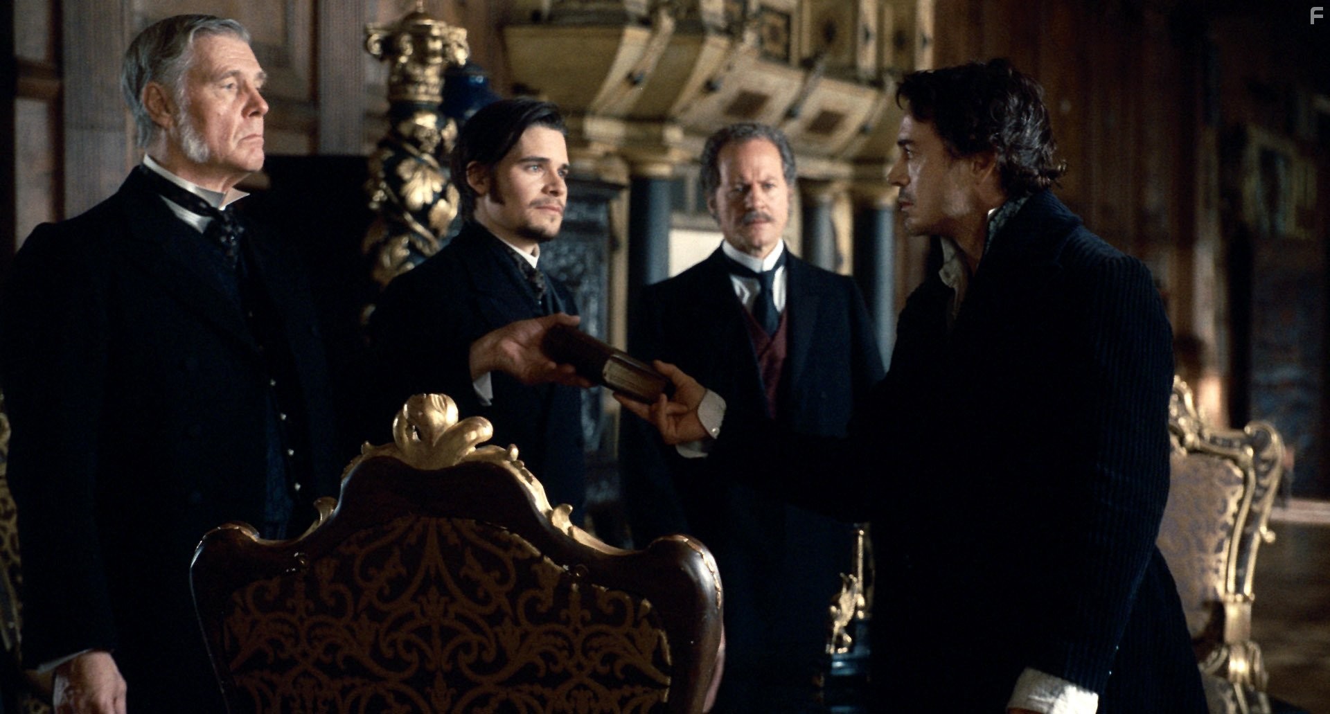 Robert Downey Jr., James Fox, and Hans Matheson in Шерлок Холмс (2009)