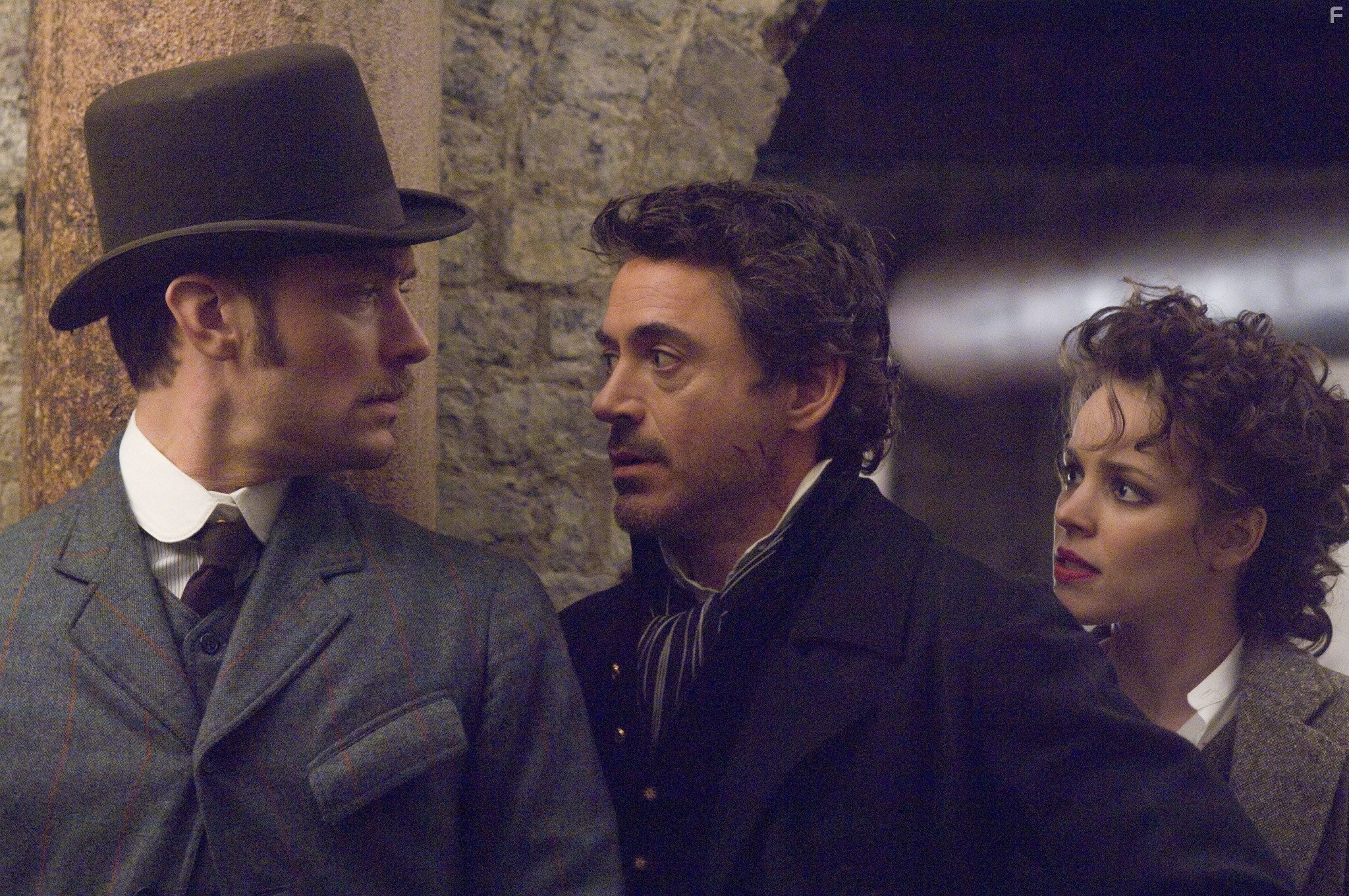 Jude Law, Robert Downey Jr., and Rachel McAdams in Шерлок Холмс (2009)