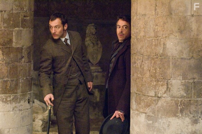 Jude Law and Robert Downey Jr. in Шерлок Холмс (2009)