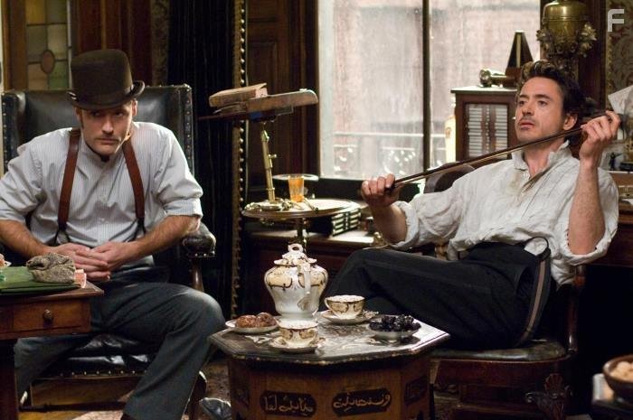 Jude Law and Robert Downey Jr. in Шерлок Холмс (2009)