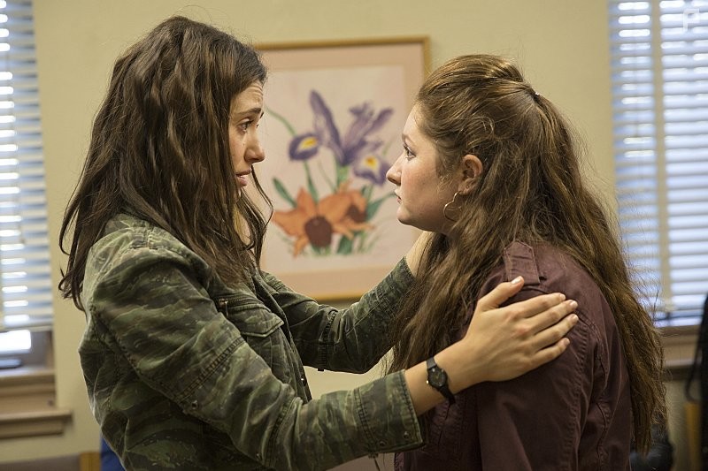 Emmy Rossum and Emma Kenney in Бесстыдники (2011)