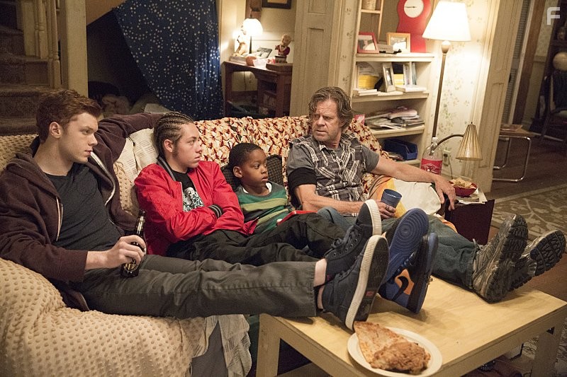 William H. Macy, Cameron Monaghan, Ethan Cutkosky, and Brenden Sims in Бесстыдники (2011)