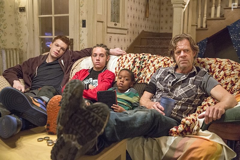 William H. Macy, Cameron Monaghan, Ethan Cutkosky, and Brenden Sims in Бесстыдники (2011)