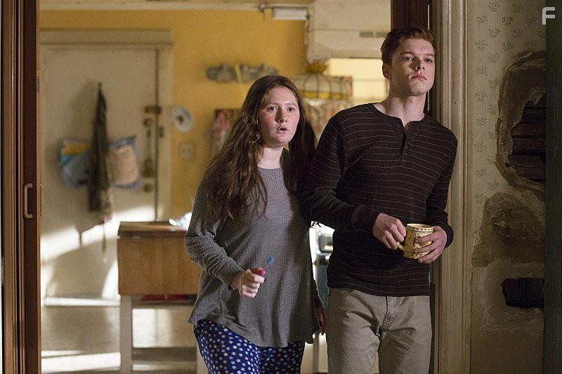Cameron Monaghan and Emma Kenney in Бесстыдники (2011)