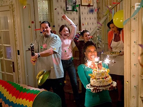 Joan Cusack, Steve Howey, Shanola Hampton, Ethan Cutkosky, and Emma Kenney in Бесстыдники (2011)