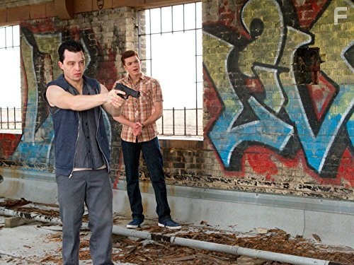 Noel Fisher and Cameron Monaghan in Бесстыдники (2011)