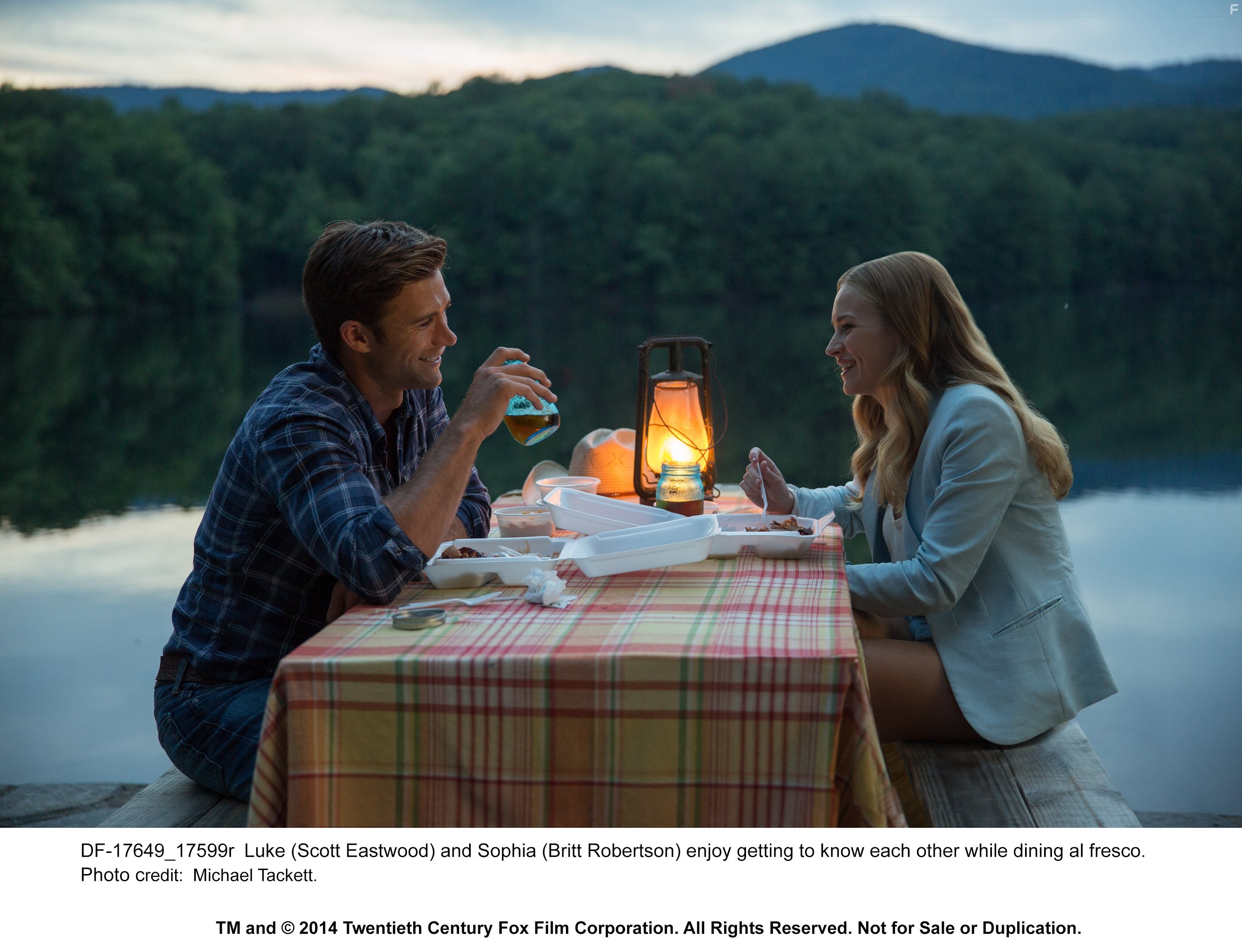 Britt Robertson and Scott Eastwood in Дальняя дорога (2015)