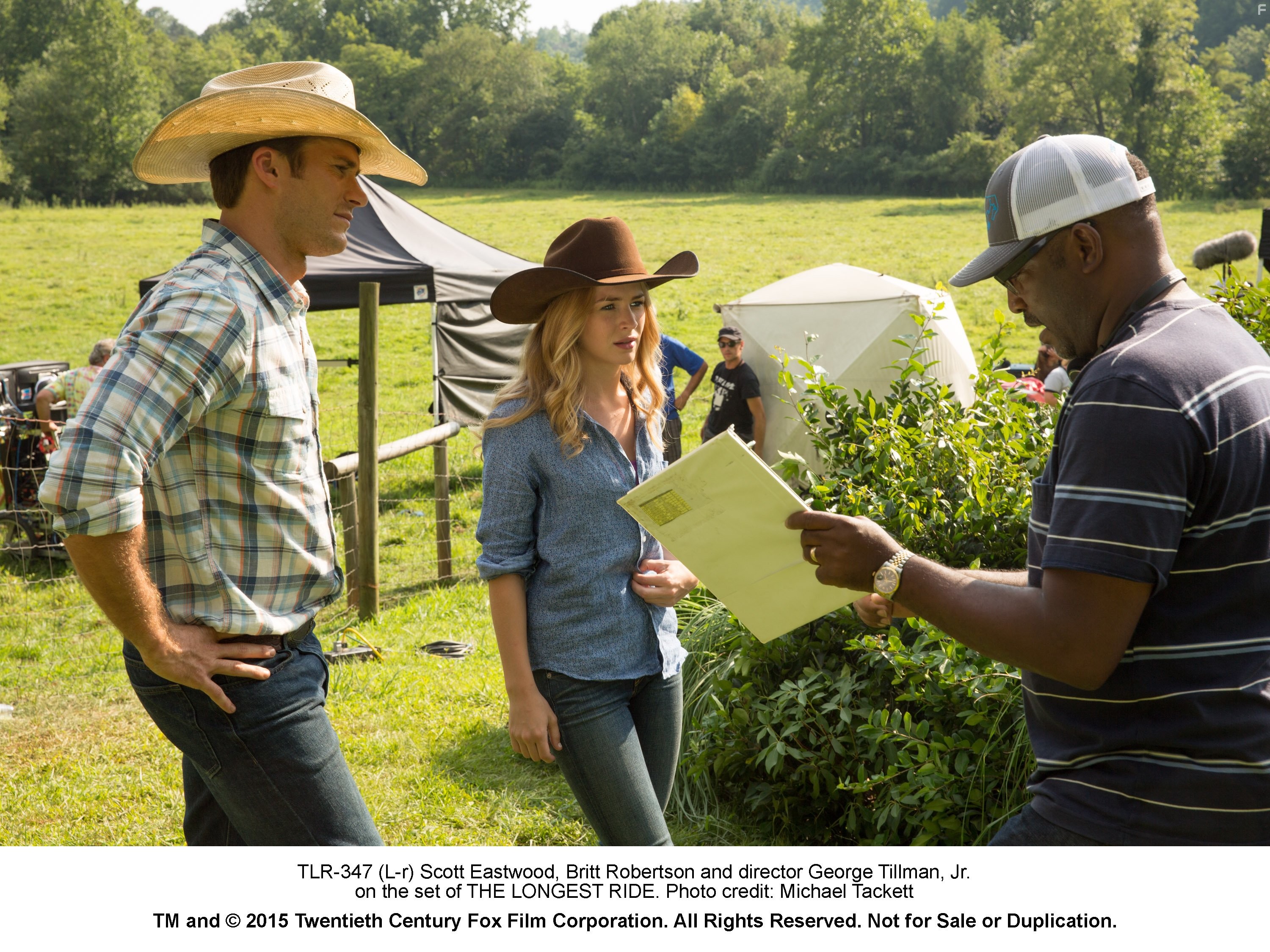 Britt Robertson and Scott Eastwood in Дальняя дорога (2015)