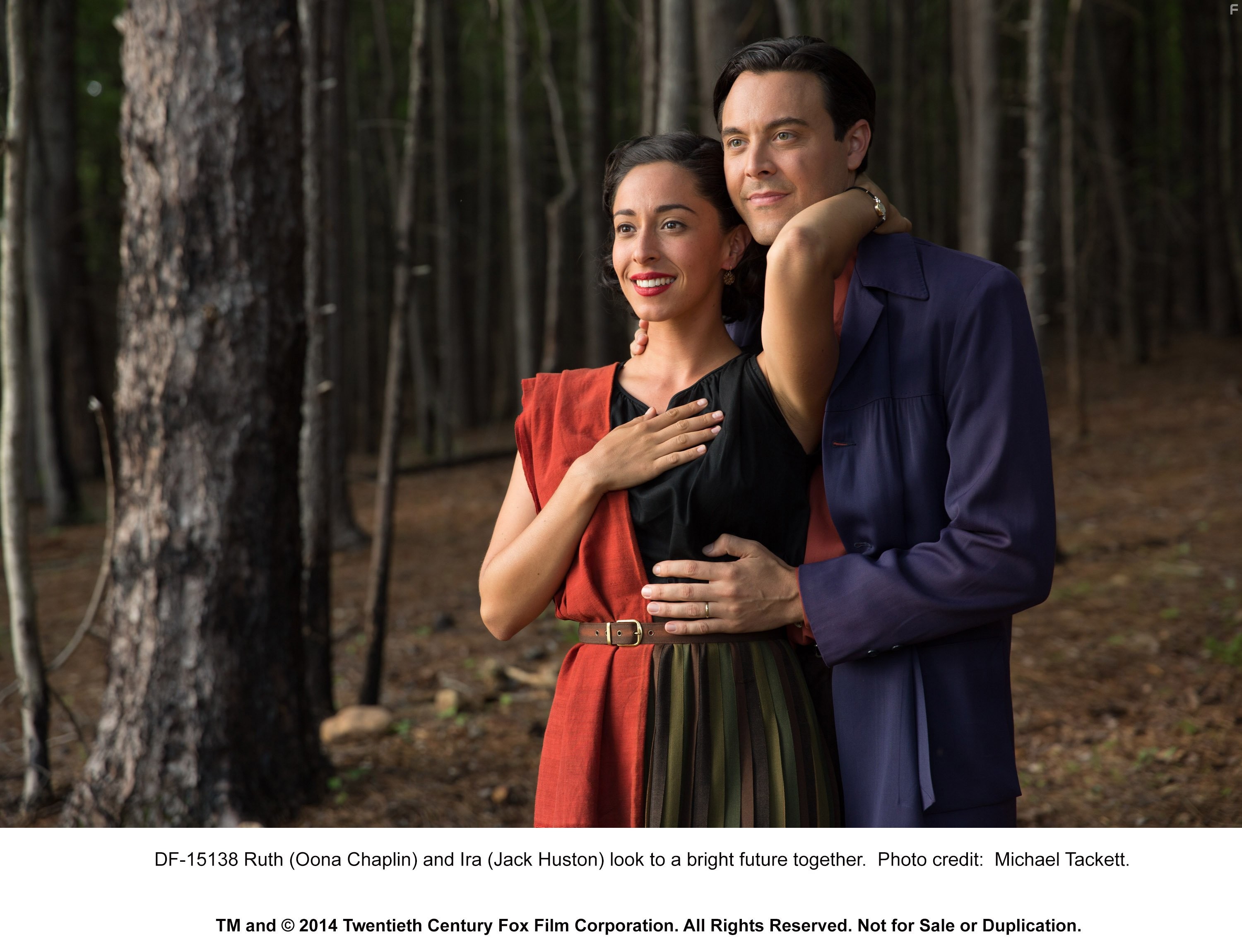 Jack Huston and Oona Chaplin in Дальняя дорога (2015)