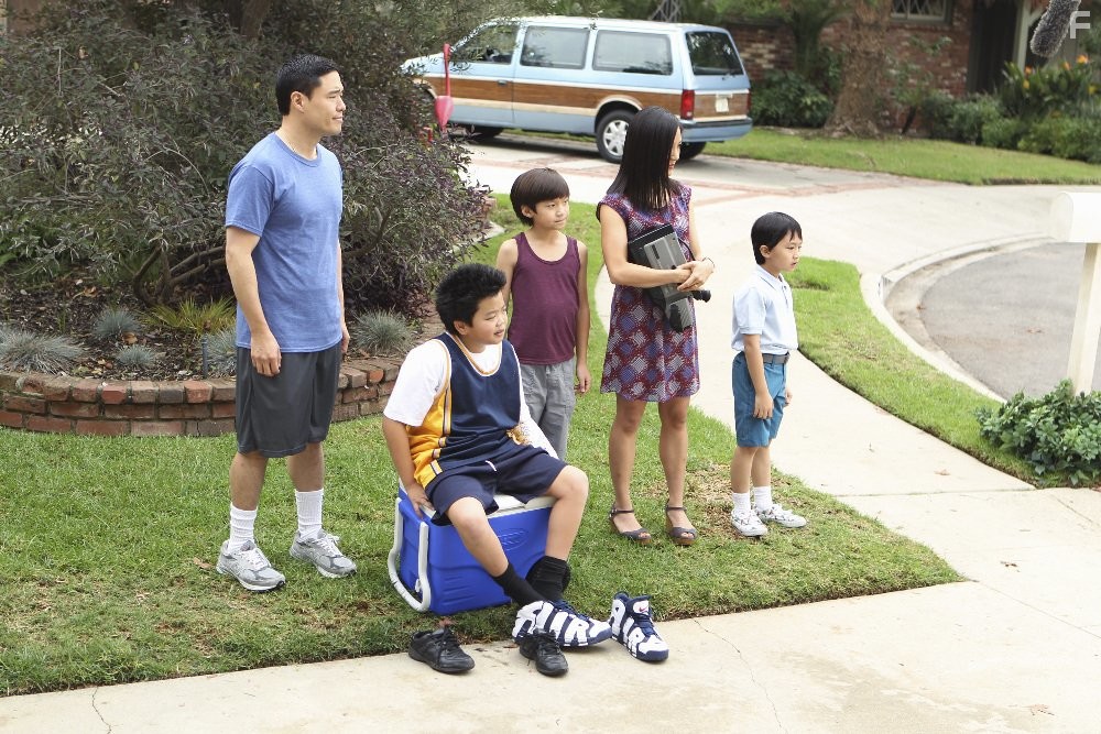 Randall Park, Constance Wu, Forrest Wheeler, Ian Chen, and Hudson Yang in Трудности ассимиляции (2015)