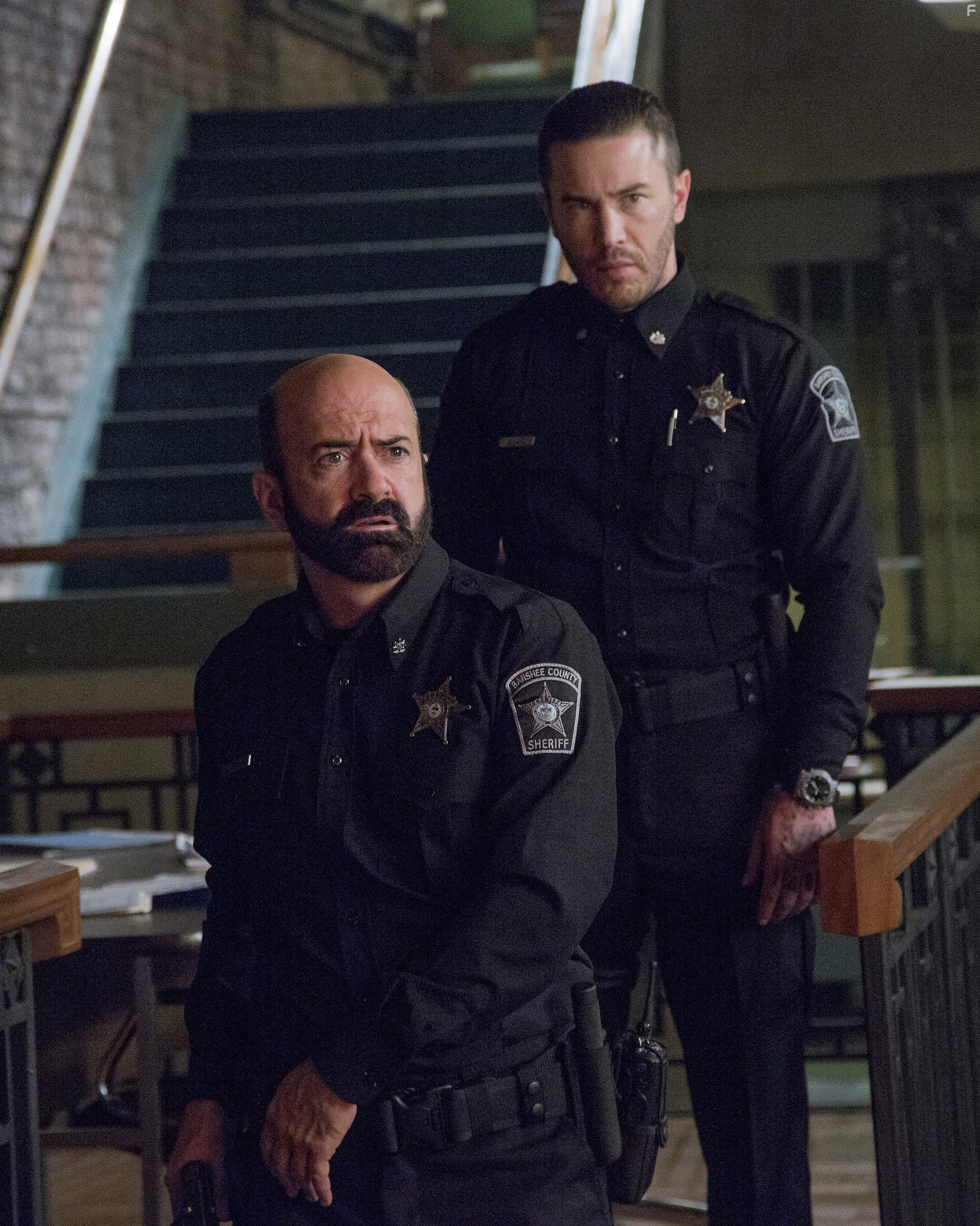 Matt Servitto and Tom Pelphrey in Банши (2013)