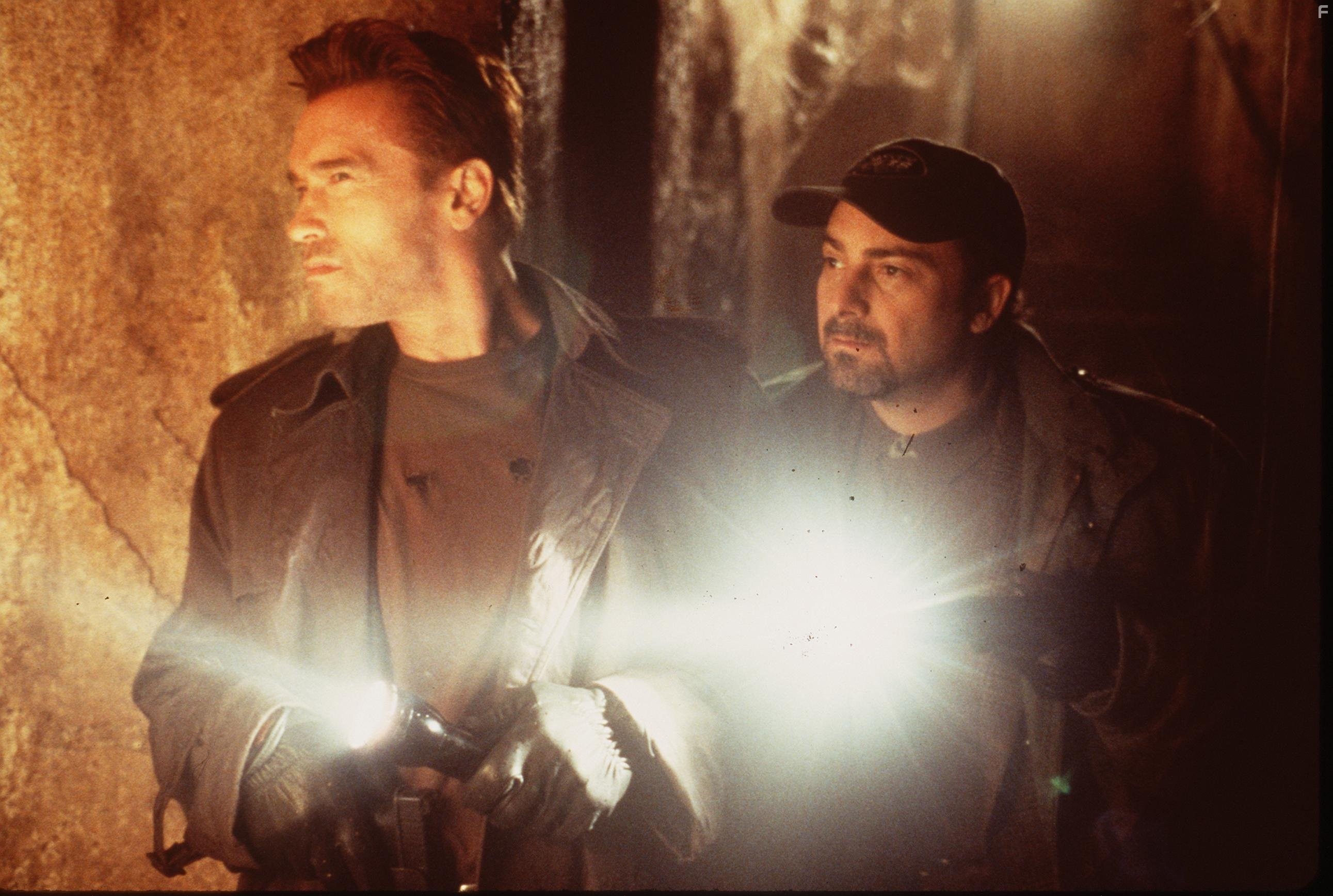 Arnold Schwarzenegger and Kevin Pollak in Конец света (1999)