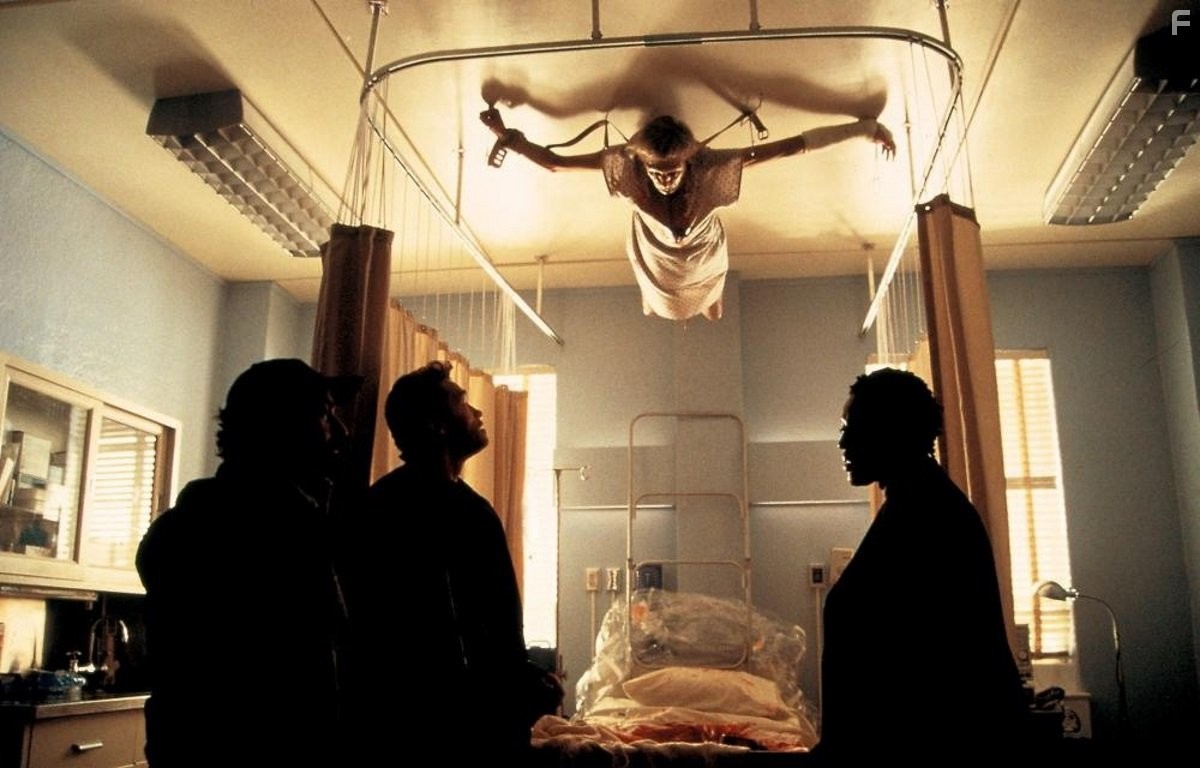 Arnold Schwarzenegger and CCH Pounder in Конец света (1999)