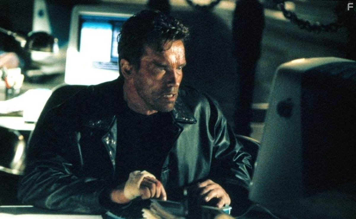 Arnold Schwarzenegger in Конец света (1999)