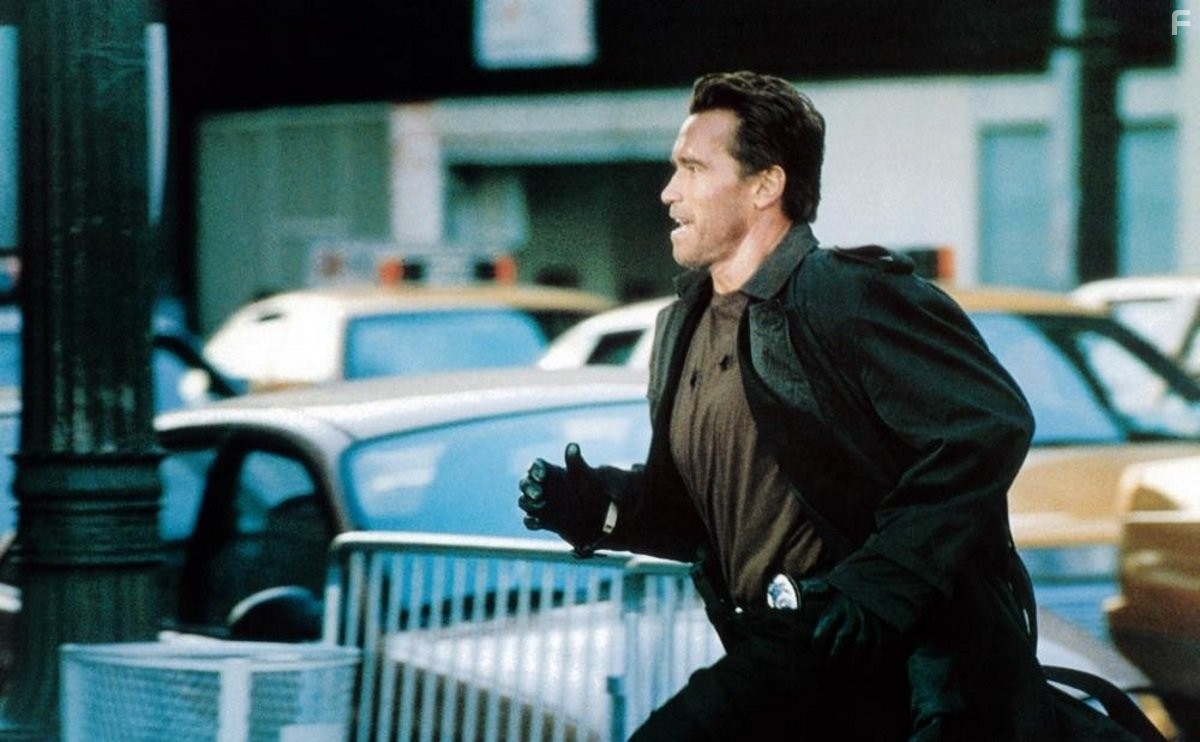 Arnold Schwarzenegger in Конец света (1999)