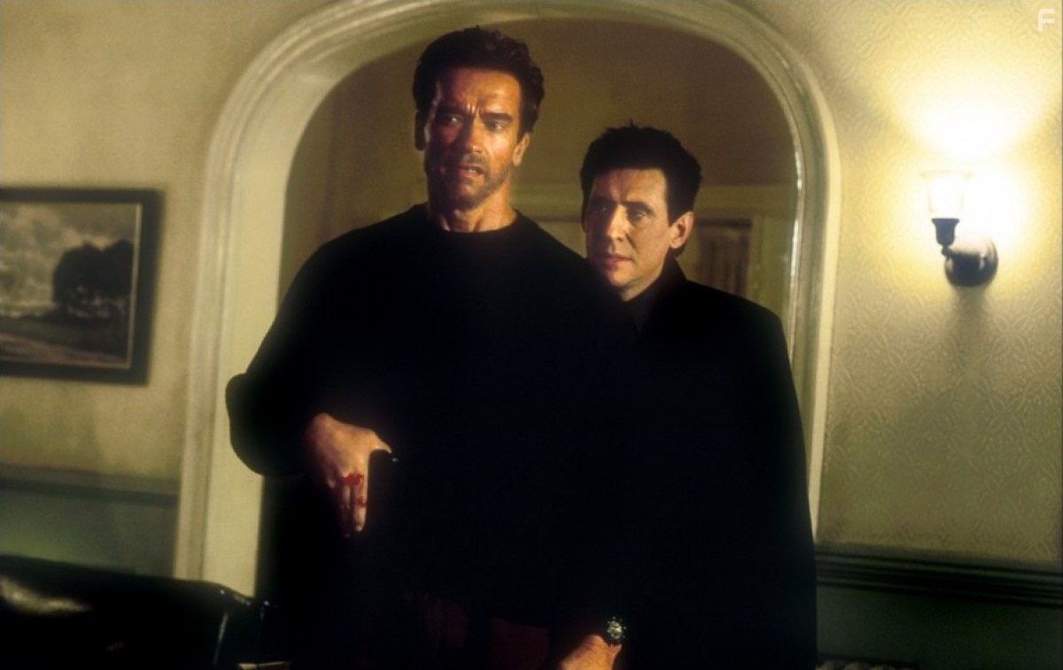 Arnold Schwarzenegger and Gabriel Byrne in Конец света (1999)