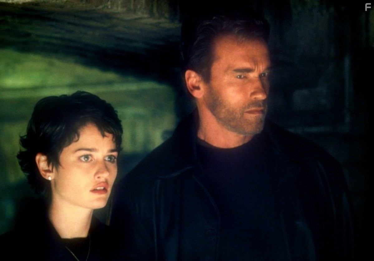 Arnold Schwarzenegger and Robin Tunney in Конец света (1999)