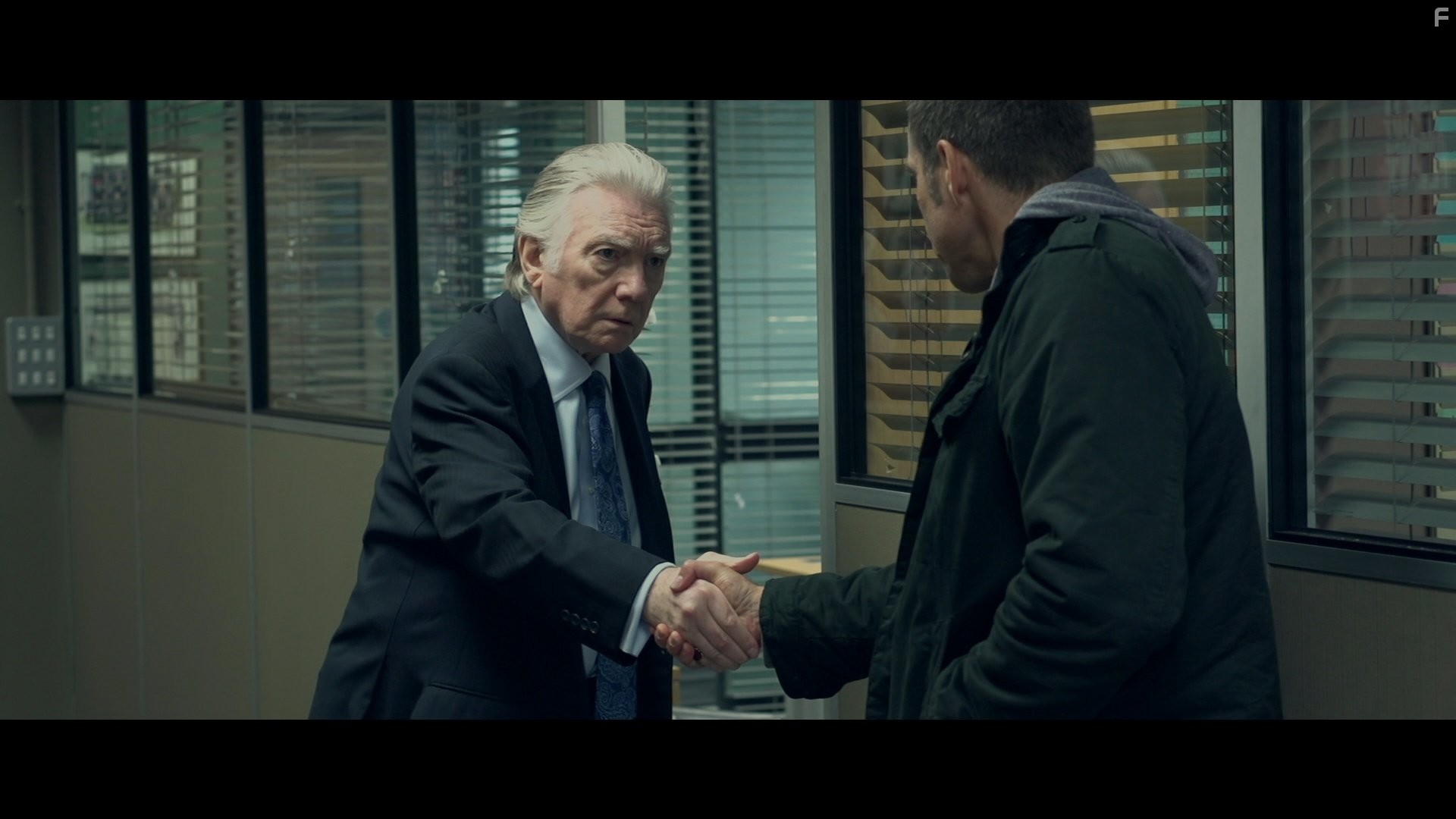 Gary Daniels and Alan Ford in Торговля кожей (2015)