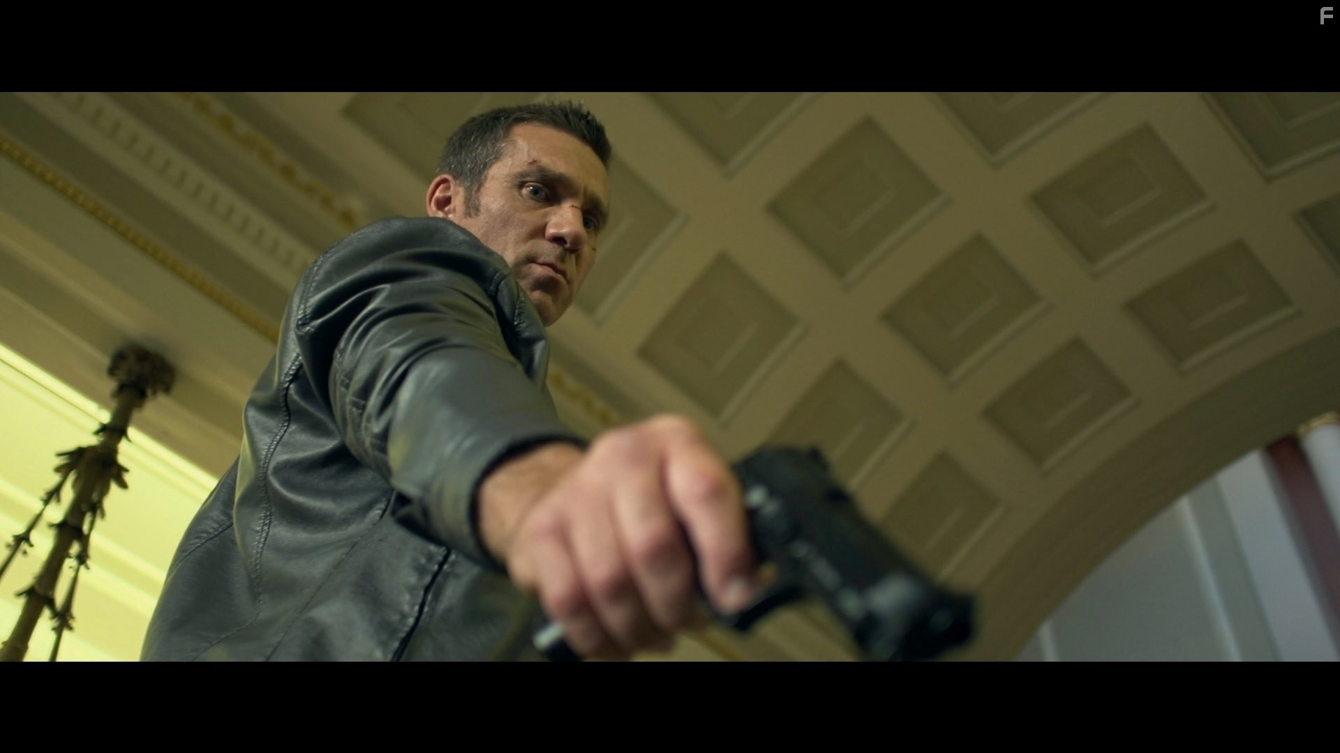 Gary Daniels in Торговля кожей (2015)