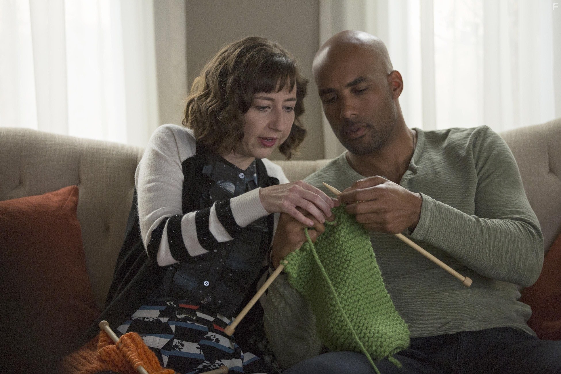 Boris Kodjoe and Kristen Schaal in Последний человек на Земле (2015)