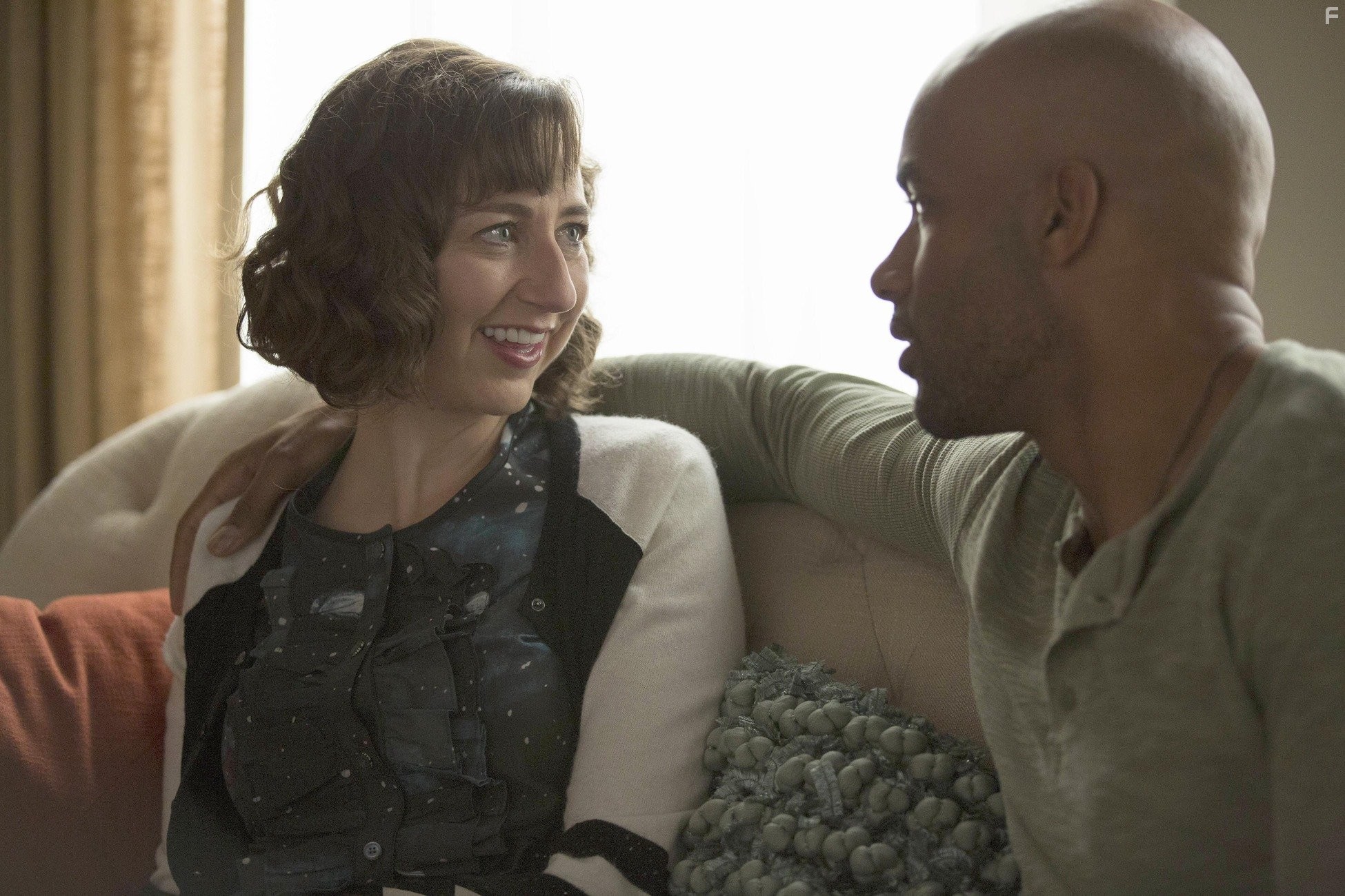 Boris Kodjoe and Kristen Schaal in Последний человек на Земле (2015)