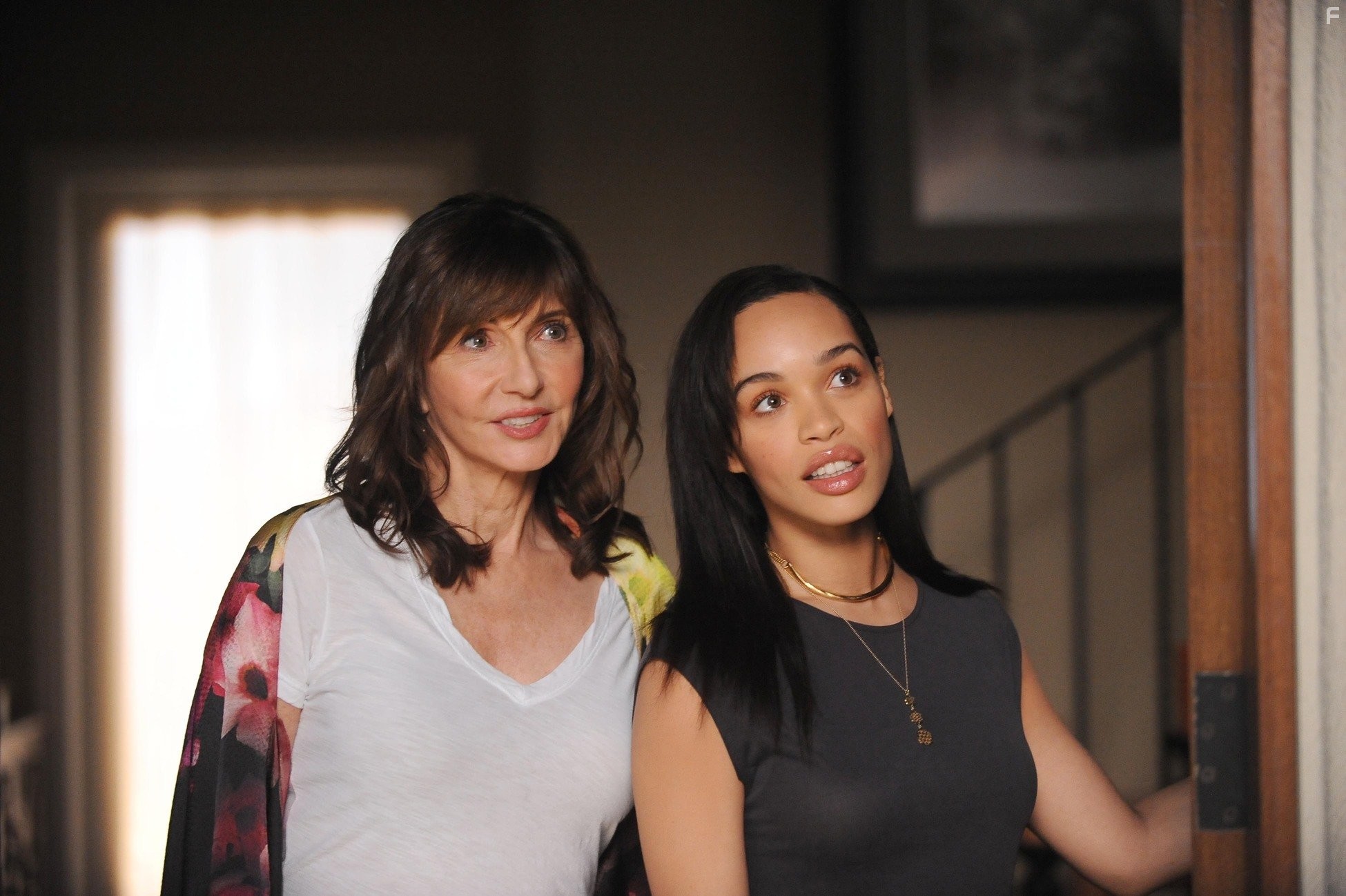 Mary Steenburgen and Cleopatra Coleman in Последний человек на Земле (2015)