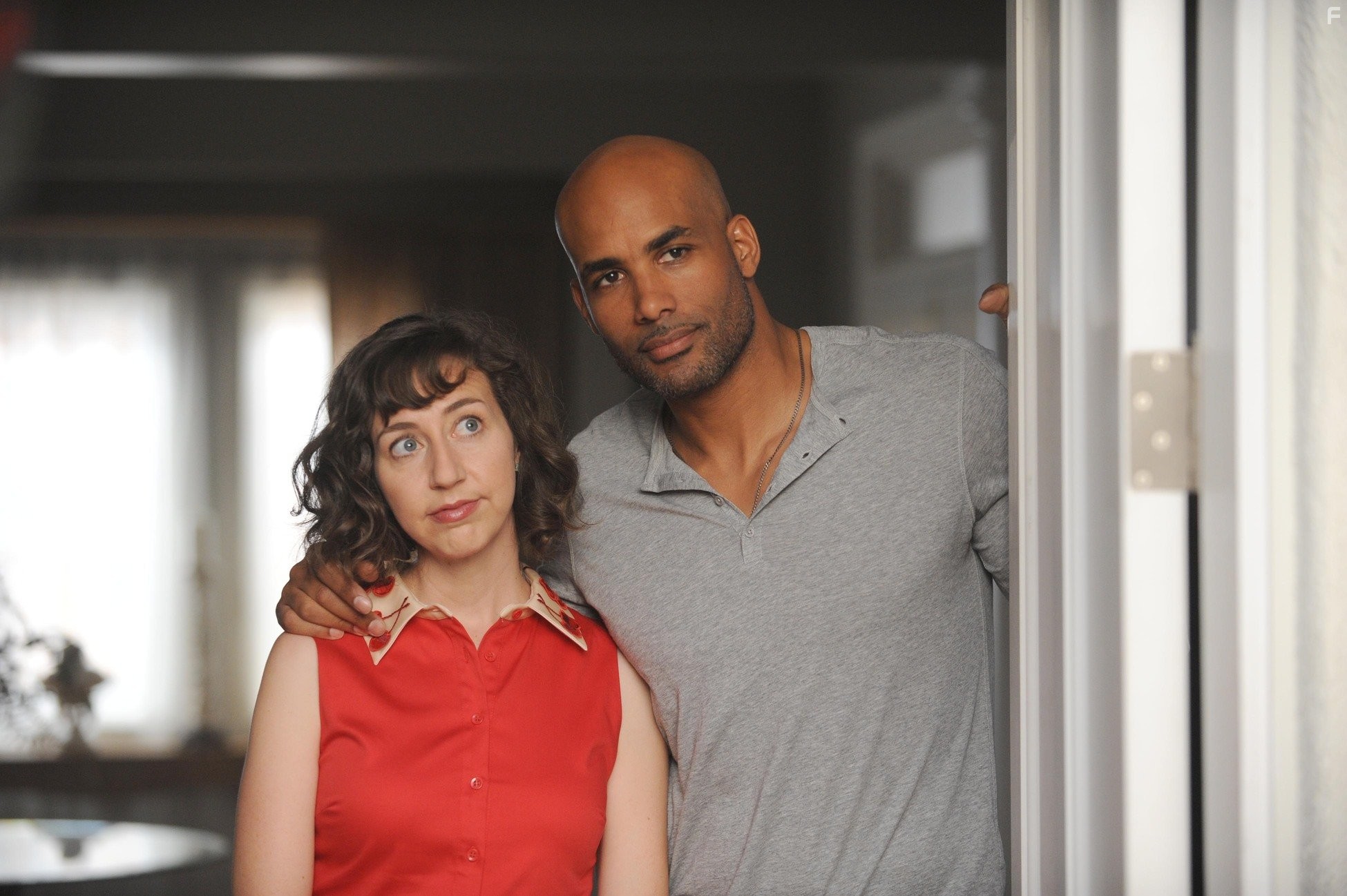 Boris Kodjoe and Kristen Schaal in Последний человек на Земле (2015)