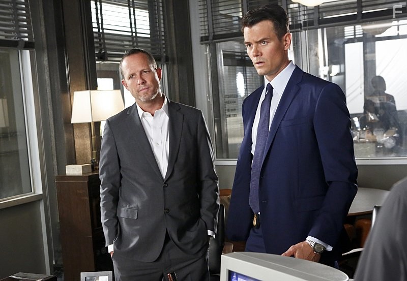Josh Duhamel and Dean Winters in Батл Крик (2015)