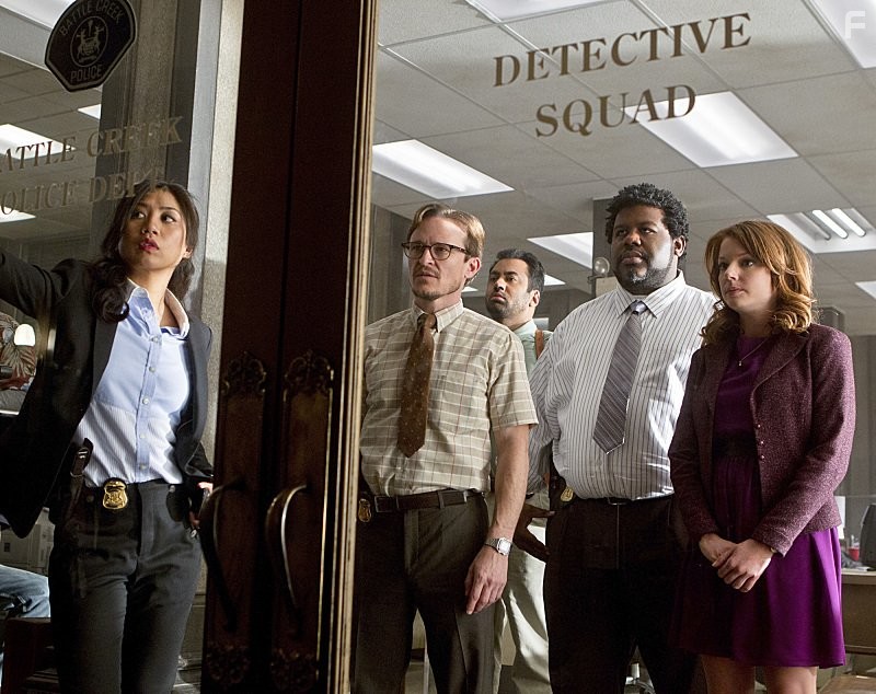 Holly Dale, Aubrey Dollar, Damon Herriman, Liza Lapira, and Kal Penn in Батл Крик (2015)