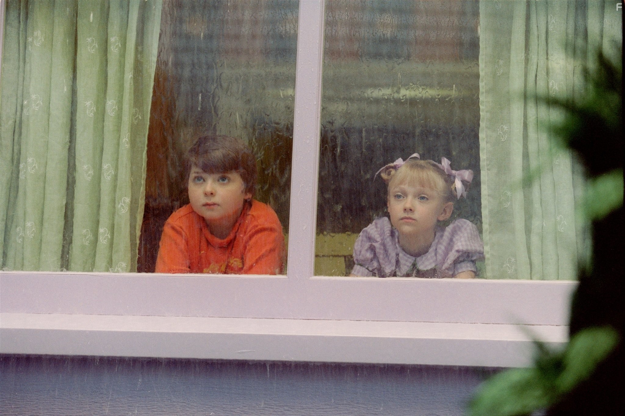 Spencer Breslin and Dakota Fanning in Кот (2003)