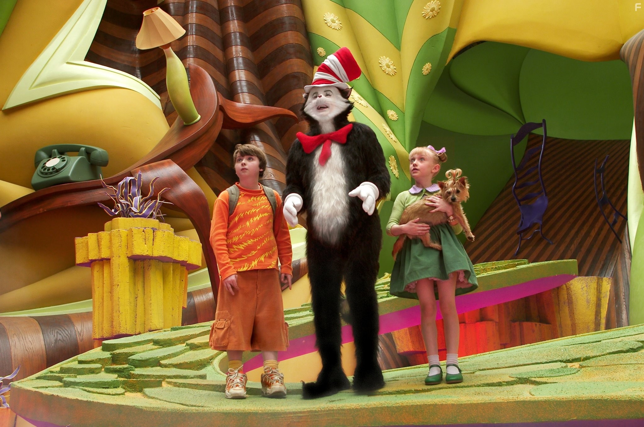 Mike Myers, Spencer Breslin, and Dakota Fanning in Кот (2003)