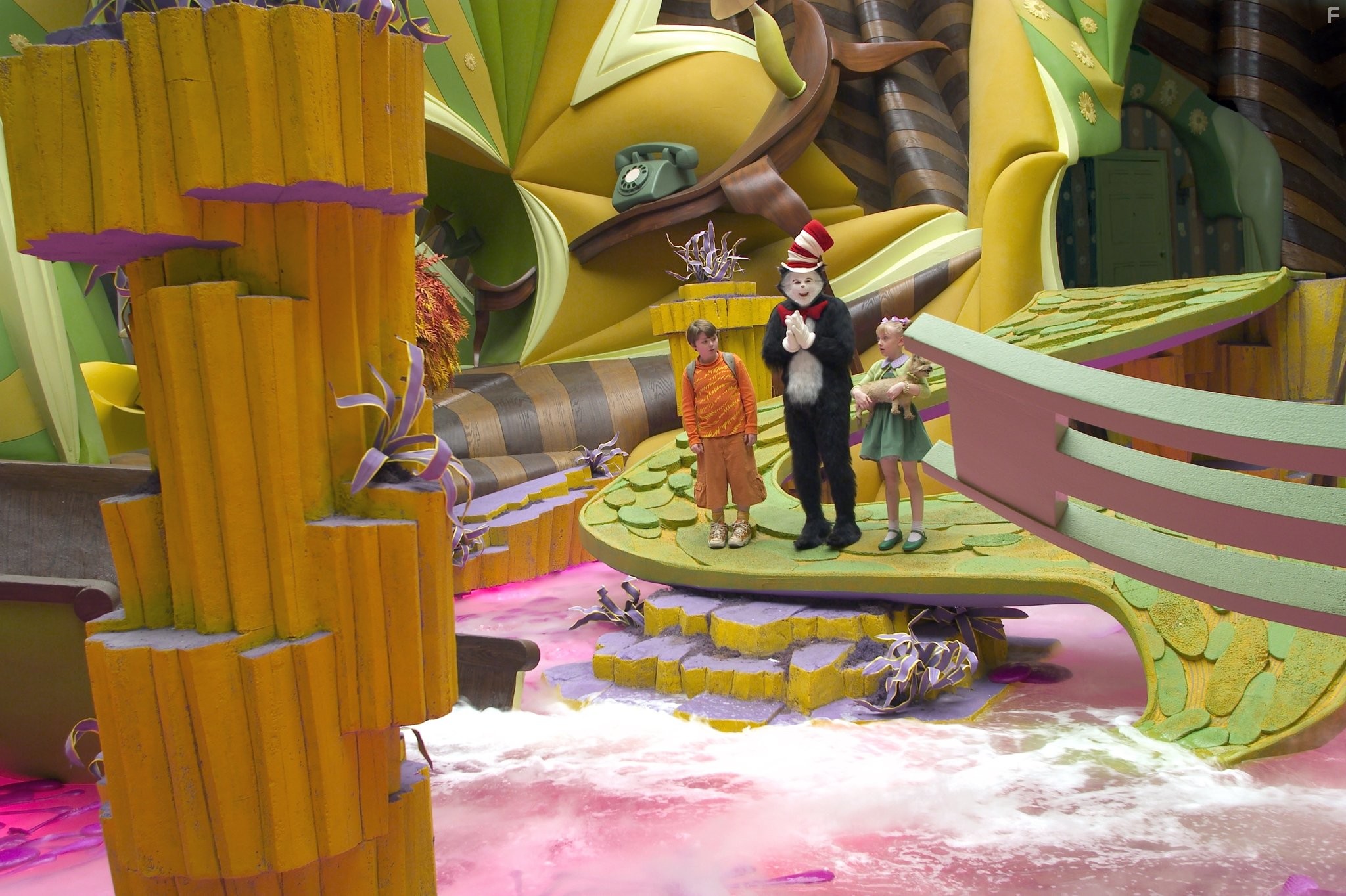 Mike Myers, Spencer Breslin, and Dakota Fanning in Кот (2003)