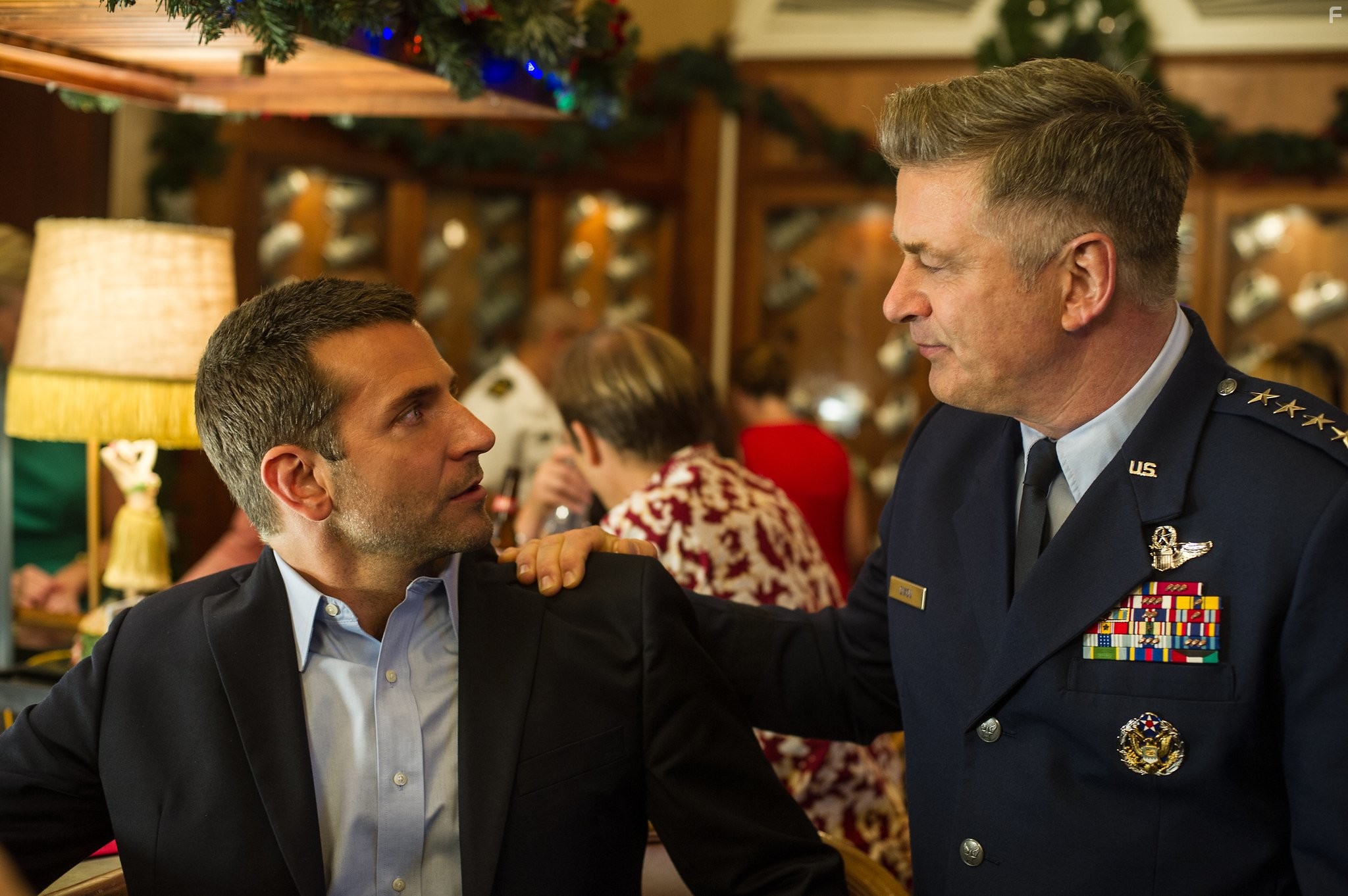 Alec Baldwin and Bradley Cooper in Алоха (2015)