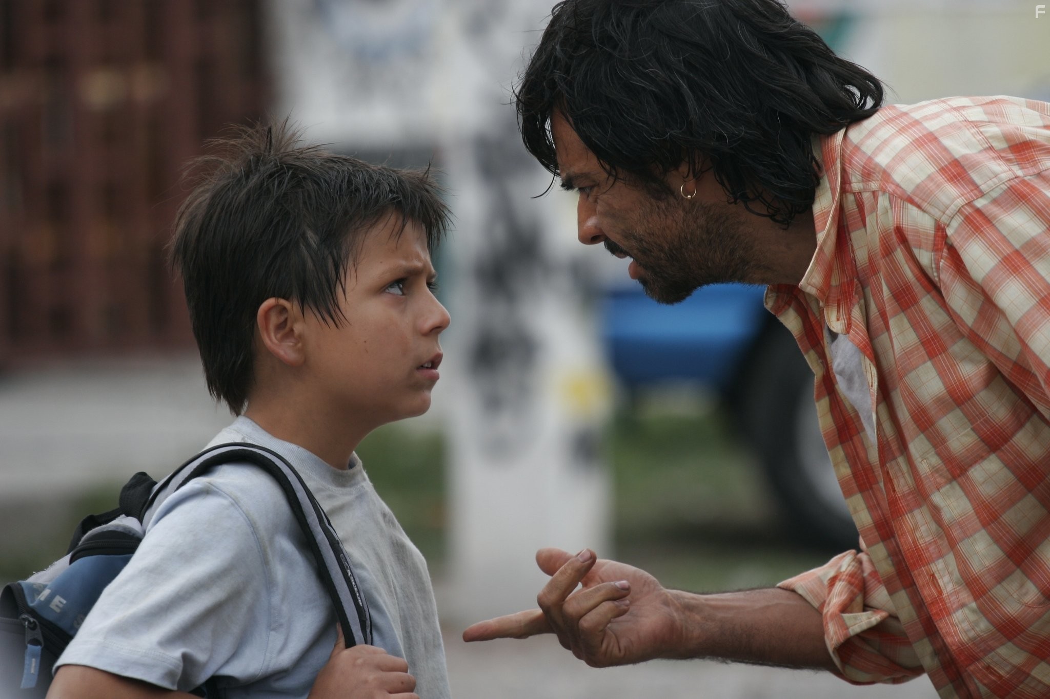 Eugenio Derbez and Adrian Alonso in Под одной луной (2007)
