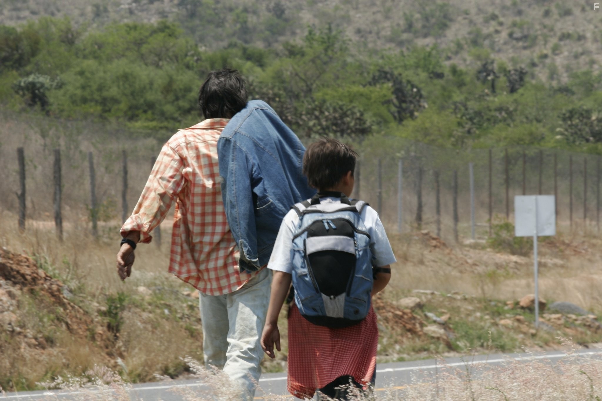 Eugenio Derbez and Adrian Alonso in Под одной луной (2007)
