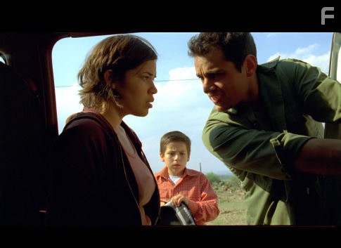 America Ferrera, Adrian Alonso, and Jesse Garcia in Под одной луной (2007)