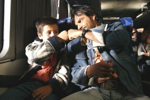 Eugenio Derbez and Adrian Alonso in Под одной луной (2007)