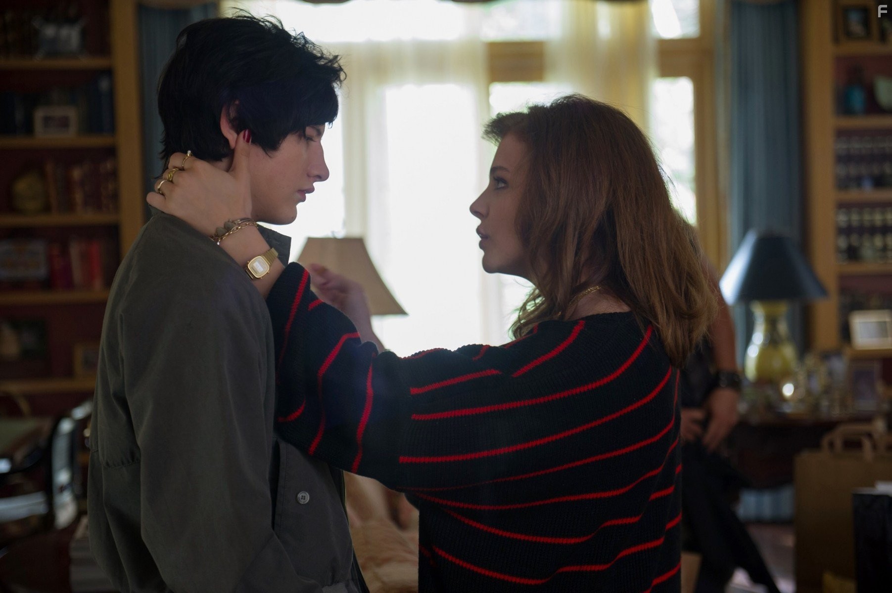 Chlo? Grace Moretz and Tye Sheridan in Тёмные тайны (2015)