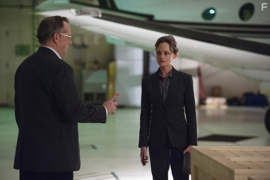 Angela Bettis and David Costabile in Раскопки (2015)