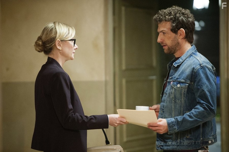 Anne Heche and Ori Pfeffer in Раскопки (2015)