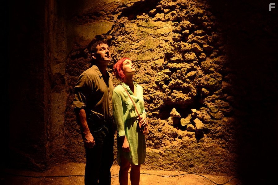 Jason Isaacs and Alison Sudol in Раскопки (2015)