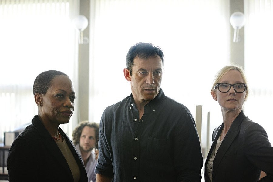 Anne Heche, Jason Isaacs, and Regina Taylor in Раскопки (2015)